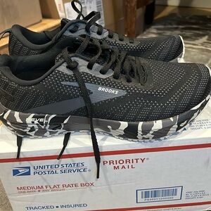 brooks revel size 8 M